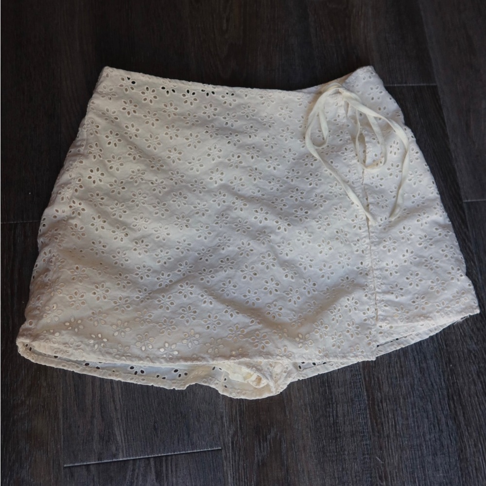 super cute white skort!